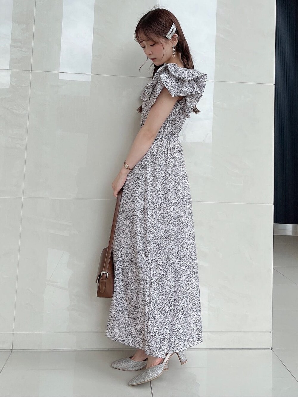 ホワイト系のワンピースを着用したレディースの夏コーディネートの3枚目の写真