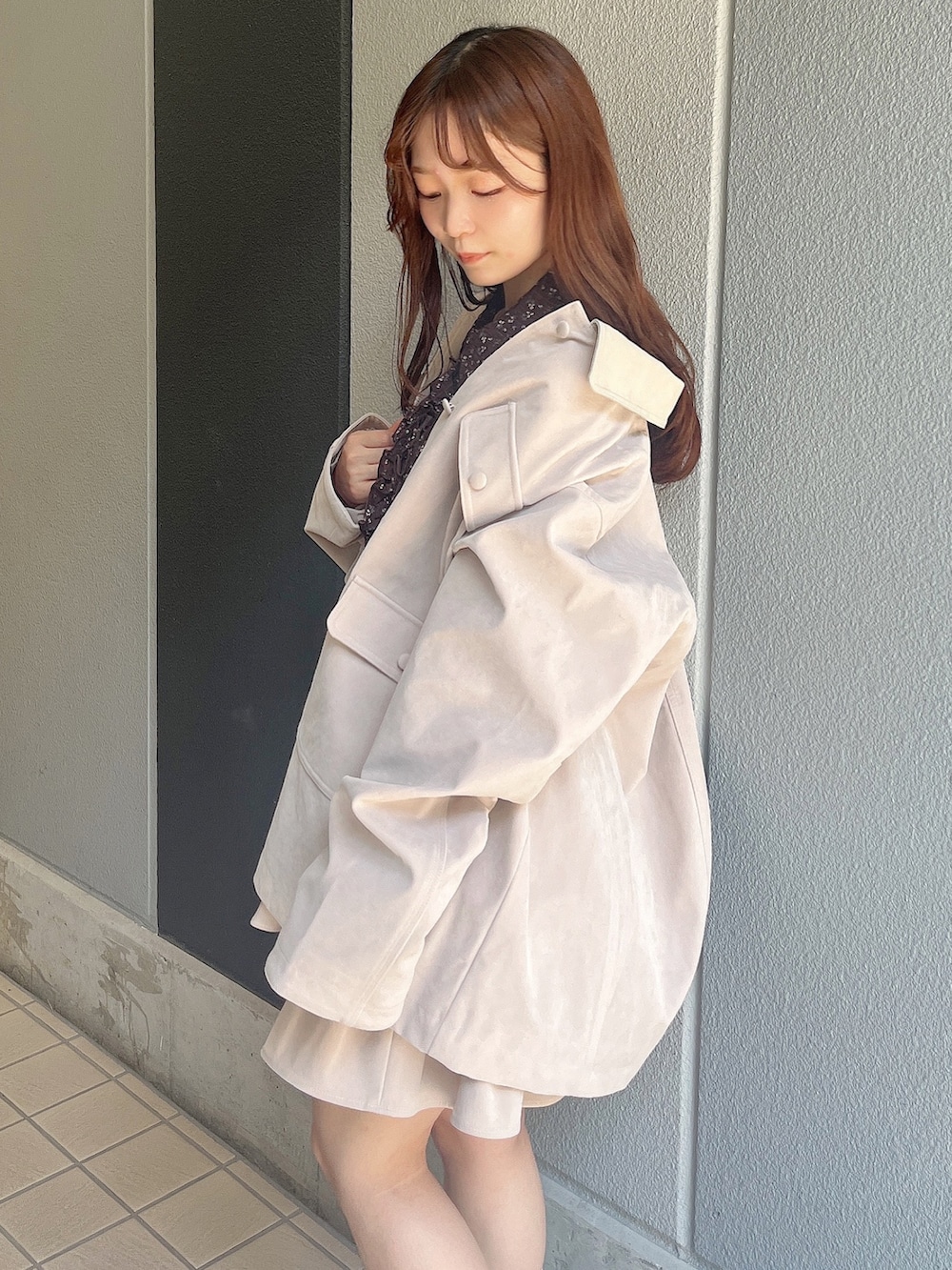 ブラウン系のシャツ/ブラウス、ホワイト系のブルゾン、ホワイト系のスカートを着用したレディースの秋コーディネートの6枚目の写真