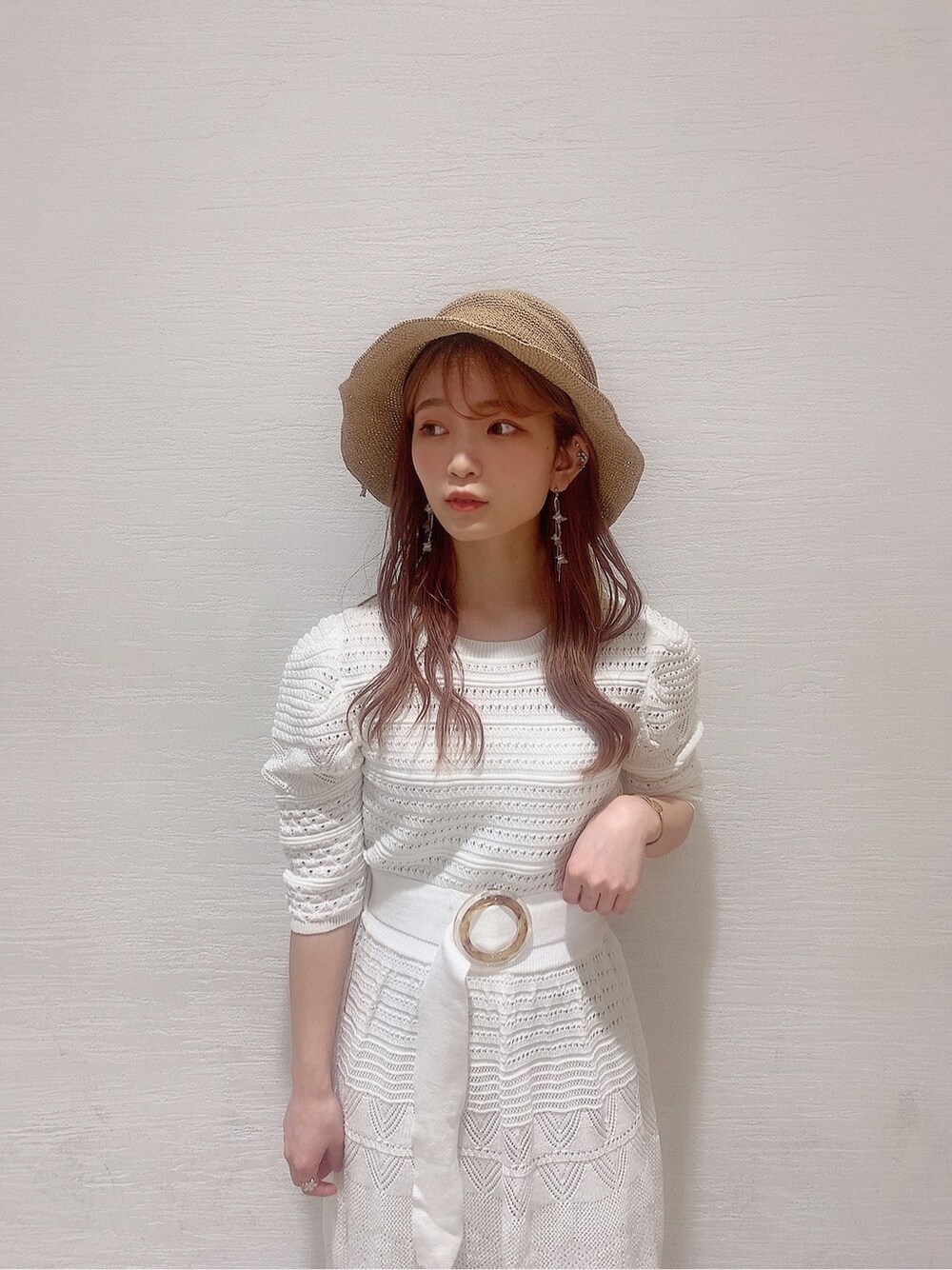 その他のサンダル、ホワイト系のワンピース、ブラウン系のハットを着用したレディースの春コーディネートの6枚目の写真