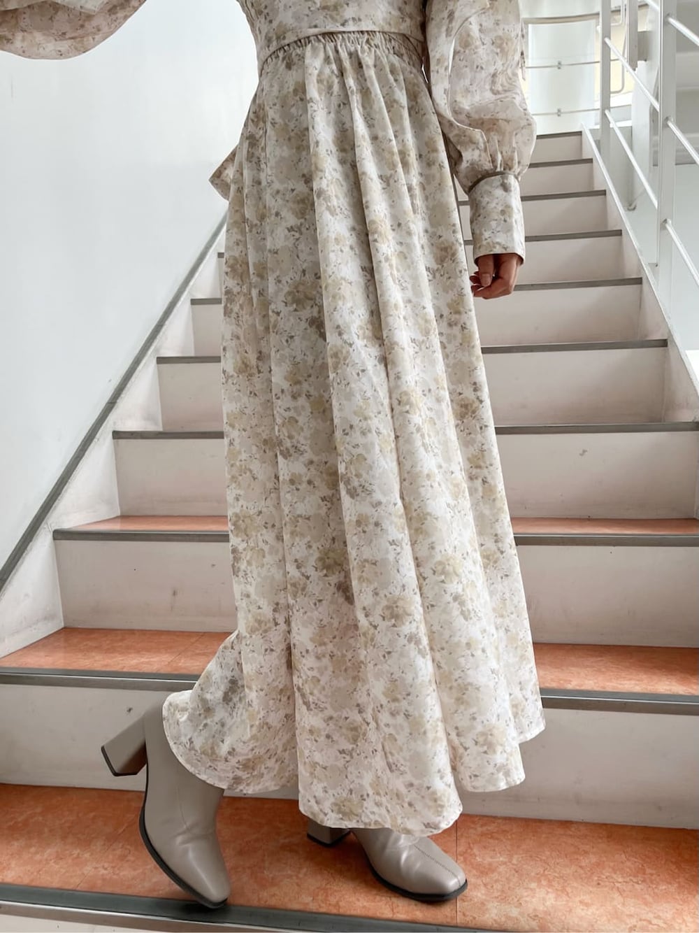 ベージュ系のワンピース、ベージュ系のブーツを着用したレディースの秋コーディネートの10枚目の写真