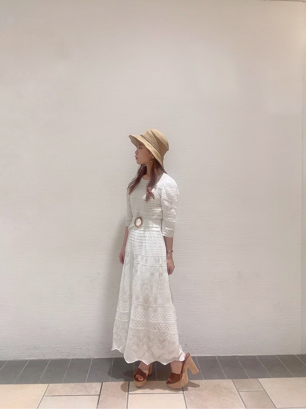 その他のサンダル、ホワイト系のワンピース、ブラウン系のハットを着用したレディースの春コーディネートの3枚目の写真