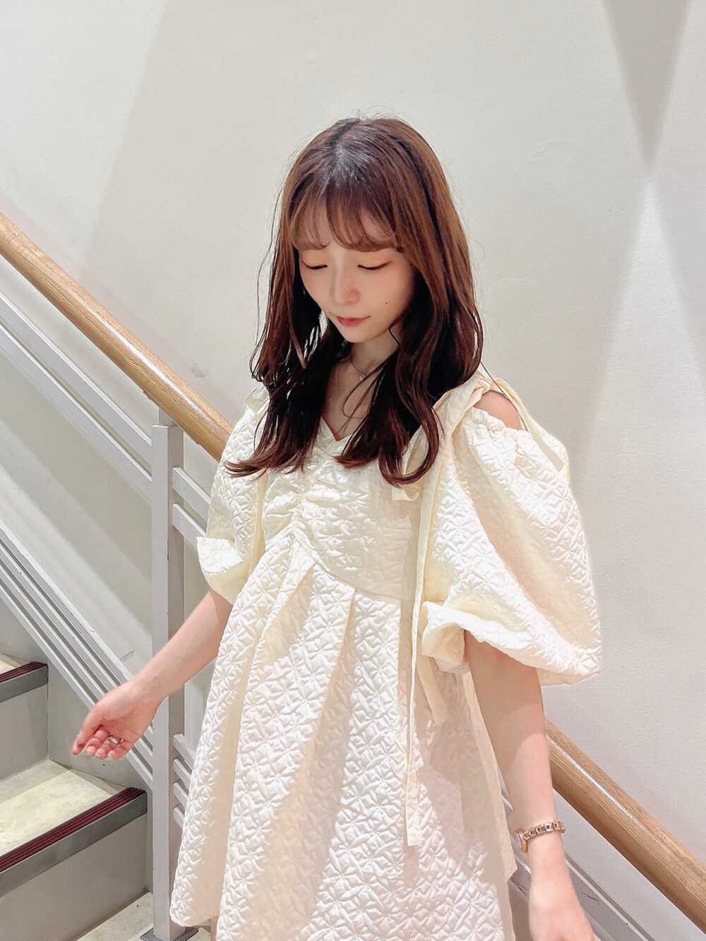 ホワイト系のシャツ/ブラウス、ピンク系のデニムパンツを着用したレディースの夏コーディネートの9枚目の写真