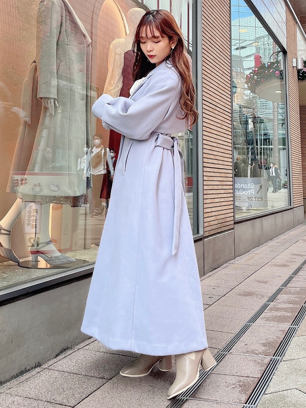 グレー系のニット/セーター、グレー系のスカート、ブルー系のその他アウターを着用したレディースの冬コーディネートの4枚目の写真