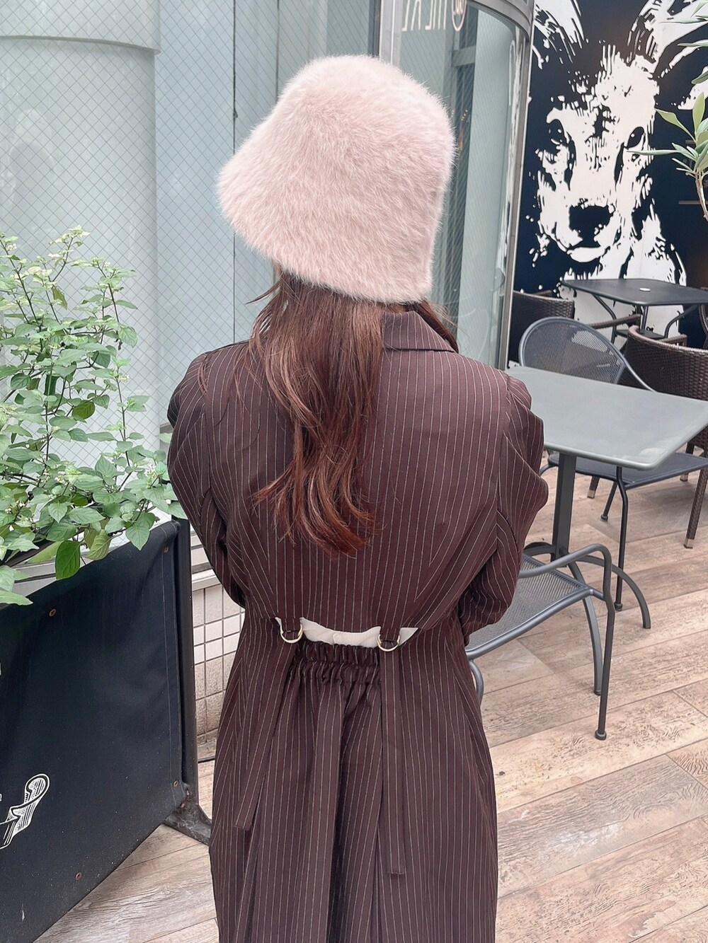 ホワイト系のTシャツ/カットソー、ブラウン系のワンピース、ホワイト系のブーツを着用したレディースの夏コーディネートの9枚目の写真