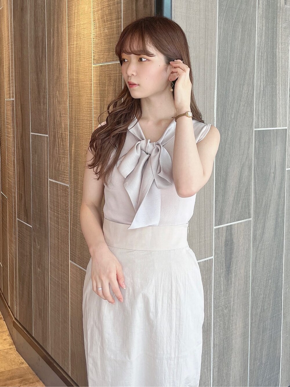 ベージュ系のサンダル、グレー系のニット/セーター、ベージュ系のスカートを着用したレディースの夏コーディネートの4枚目の写真