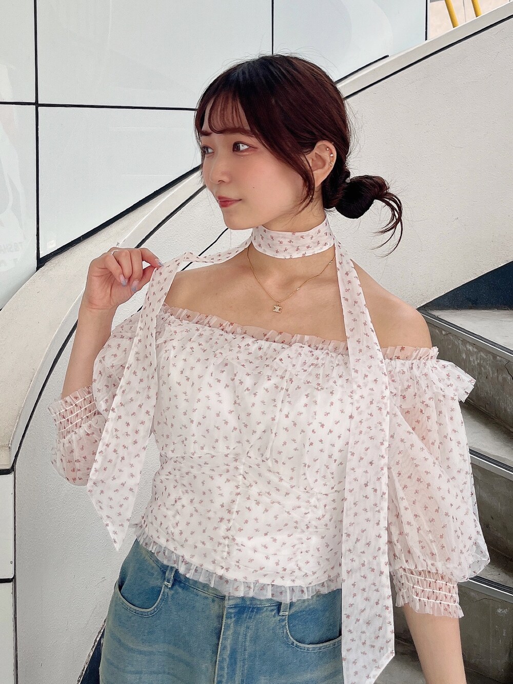 ピンク系のシャツ/ブラウス、ブルー系のデニムパンツ、ホワイト系のサンダルを着用したレディースの夏コーディネートの6枚目の写真