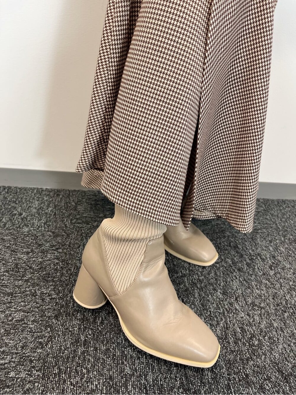 その他のスカート、ベージュ系のブーツ、ベージュ系のTシャツ/カットソーを着用したレディースの夏コーディネートの10枚目の写真