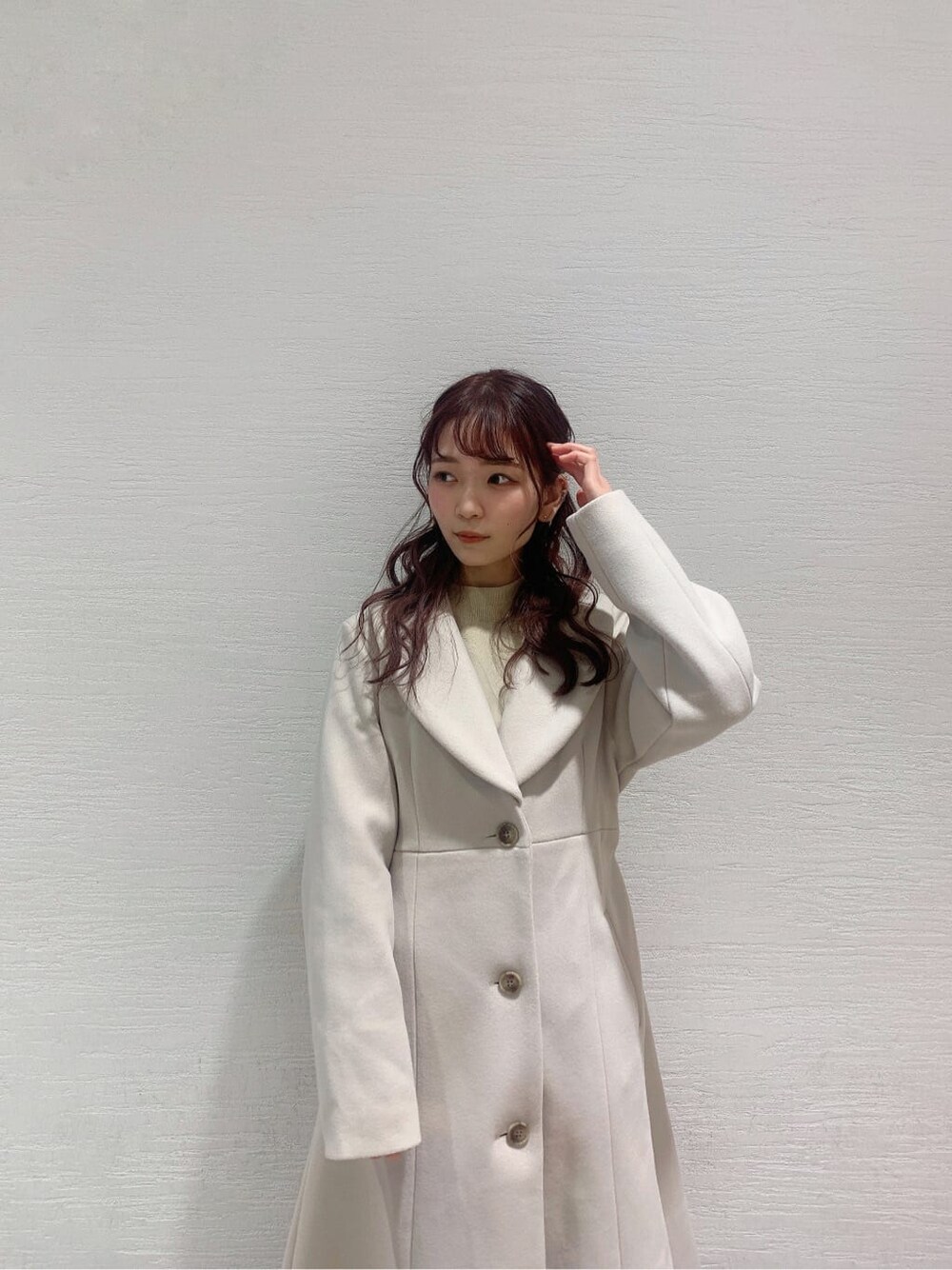 ホワイト系のその他アウター、ベージュ系のブーツ、ベージュ系のワンピースを着用したレディースの冬コーディネートの5枚目の写真