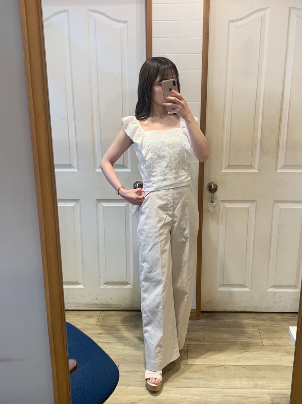 ベージュ系のサンダル、ホワイト系のシャツ/ブラウス、ホワイト系のその他パンツを着用したレディースの夏コーディネートの4枚目の写真