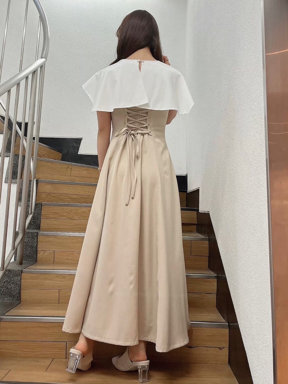 ベージュ系のワンピース、ホワイト系のパンプスを着用したレディースの夏コーディネートの5枚目の写真