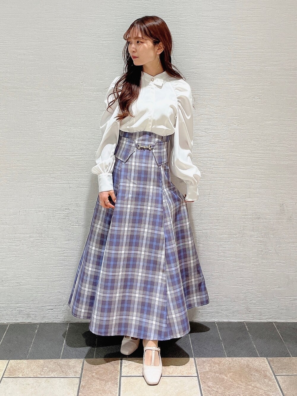 ホワイト系のパンプス、パープル系のスカート、ホワイト系のシャツ/ブラウスを着用したレディースの冬コーディネートの4枚目の写真