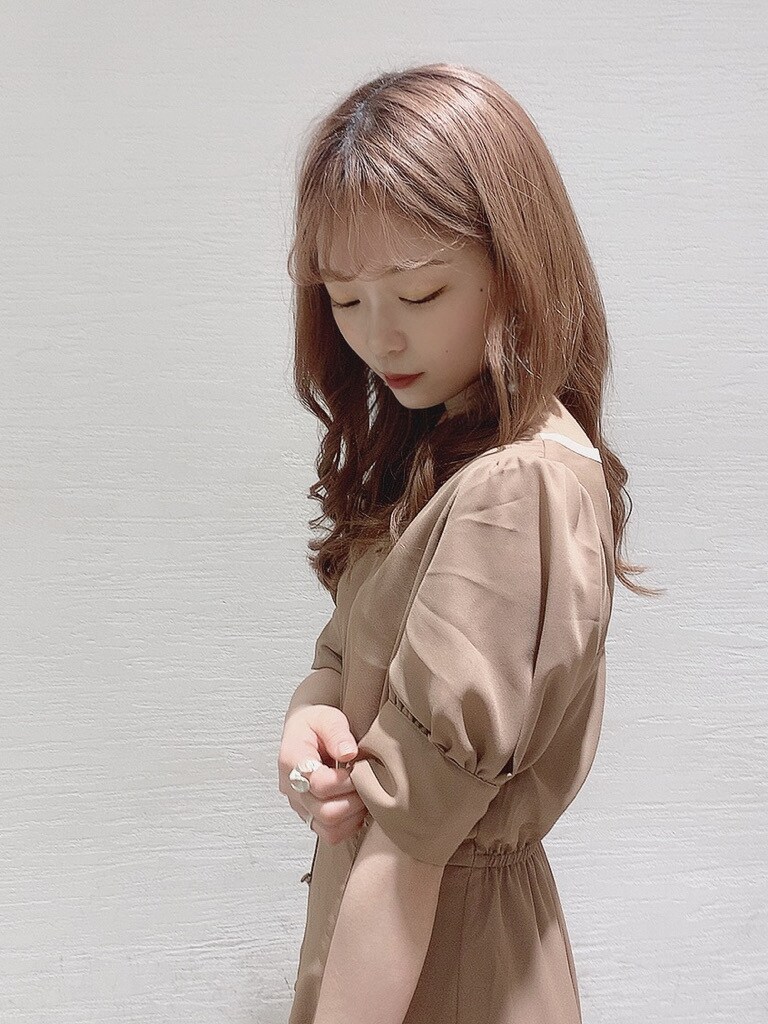 ブラウン系のワンピース、ブラウン系のサンダルを着用したレディースの春コーディネートの3枚目の写真