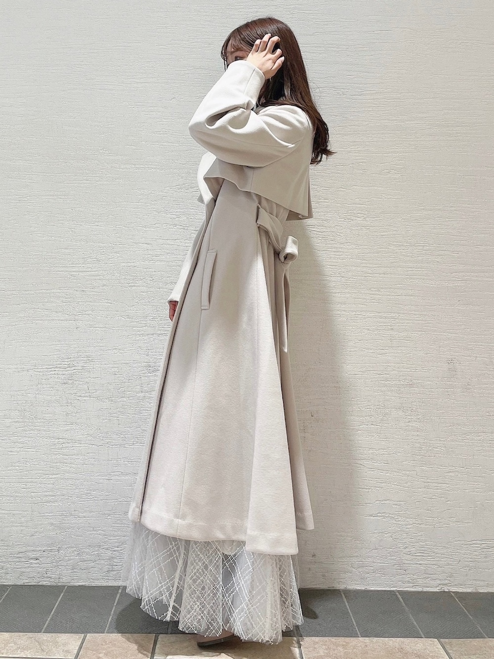 ホワイト系のその他アウター、ホワイト系のスカートを着用したレディースの夏コーディネートの2枚目の写真