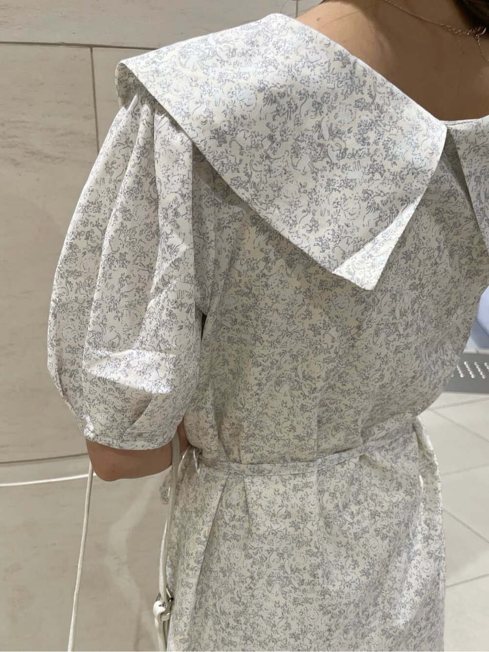 ベージュ系のサンダル、ホワイト系のワンピース、ホワイト系のハットを着用したレディースの春コーディネートの10枚目の写真