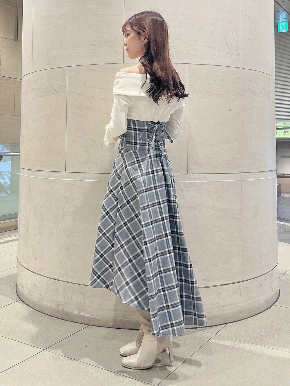 ホワイト系のワンピース、ホワイト系のブーツを着用したレディースの秋コーディネートの2枚目の写真