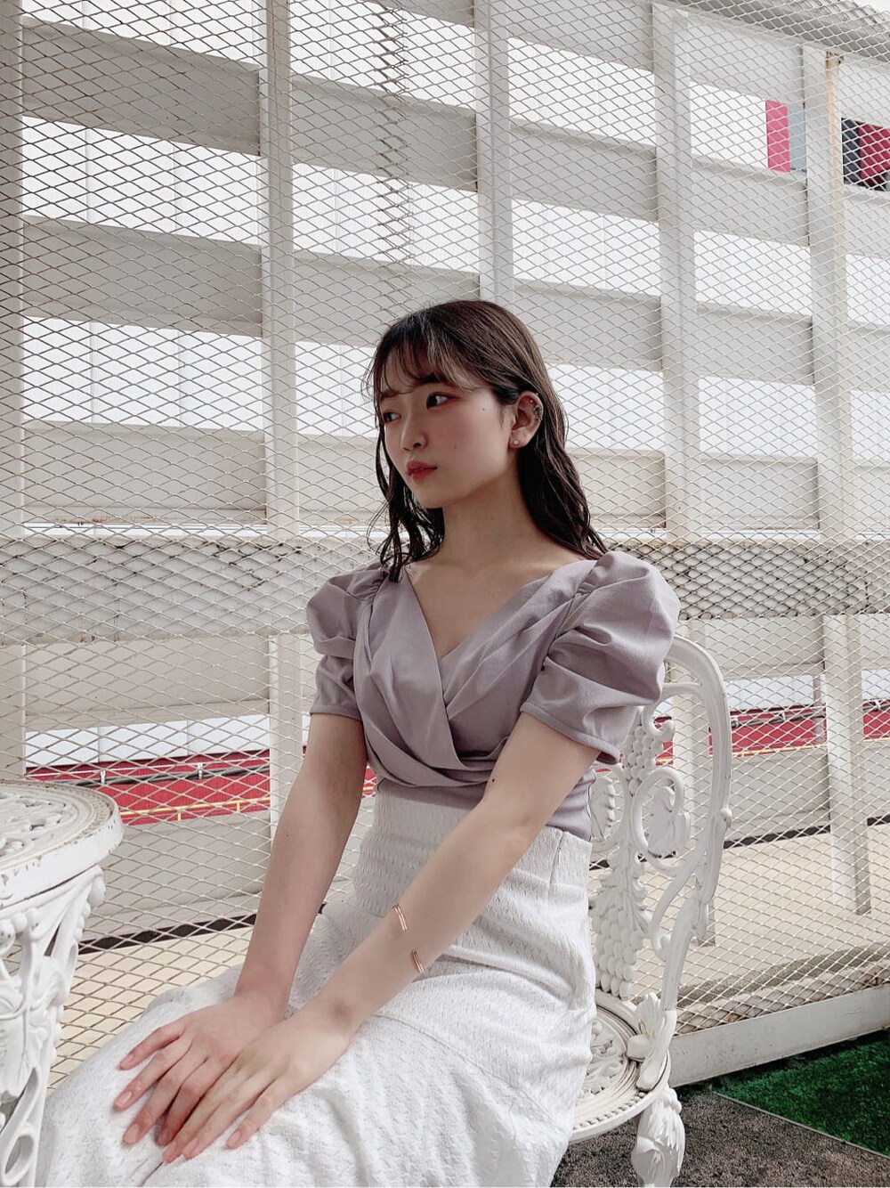 ベージュ系のサンダル、ホワイト系のスカート、グレー系のTシャツ/カットソーを着用したレディースの夏コーディネートの10枚目の写真