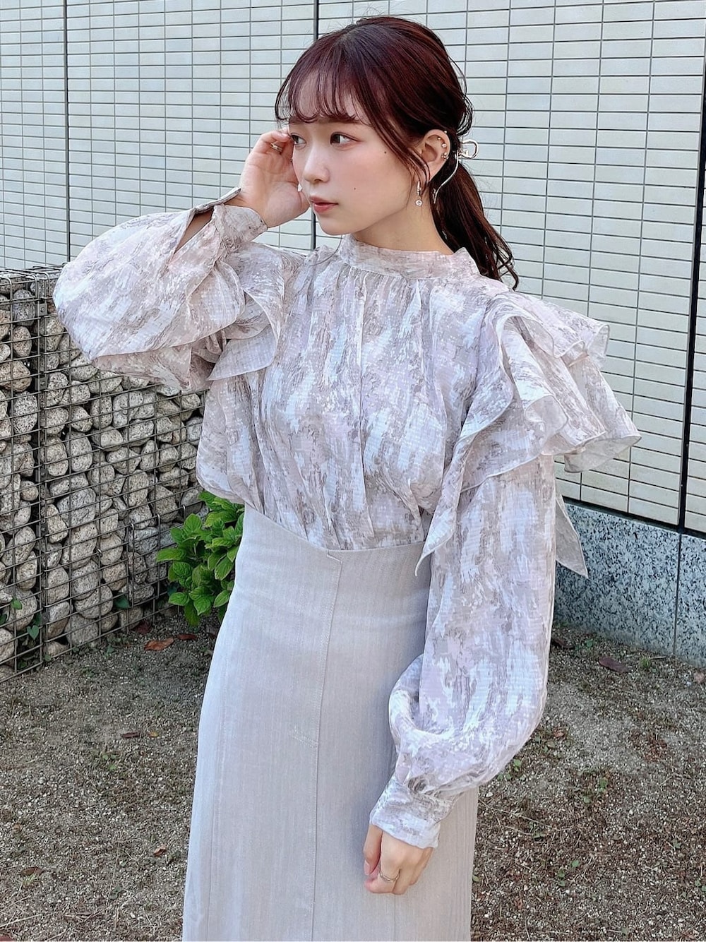 ベージュ系のスカート、ベージュ系のブーツ、ベージュ系のシャツ/ブラウスを着用したレディースの秋コーディネートの5枚目の写真