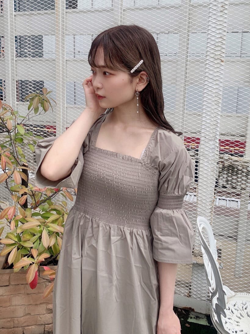 ブラック系のサンダル、ベージュ系のワンピースを着用したレディースの夏コーディネートの5枚目の写真