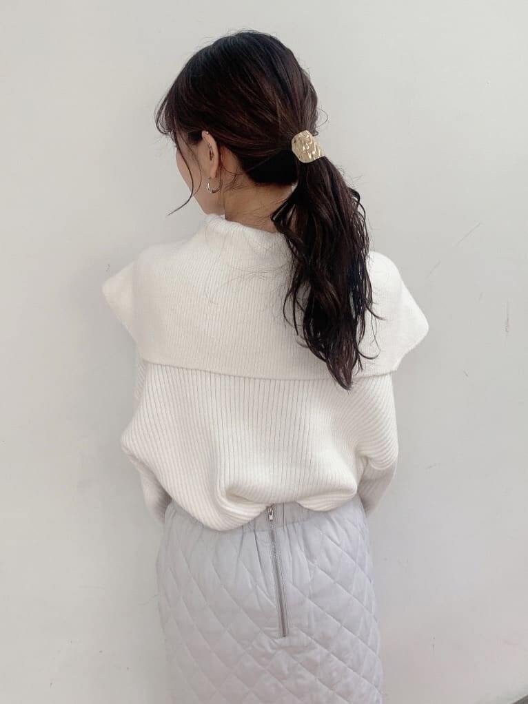 グレー系のスカート、グレー系のブーツ、ホワイト系のニット/セーターを着用したレディースの秋コーディネートの7枚目の写真