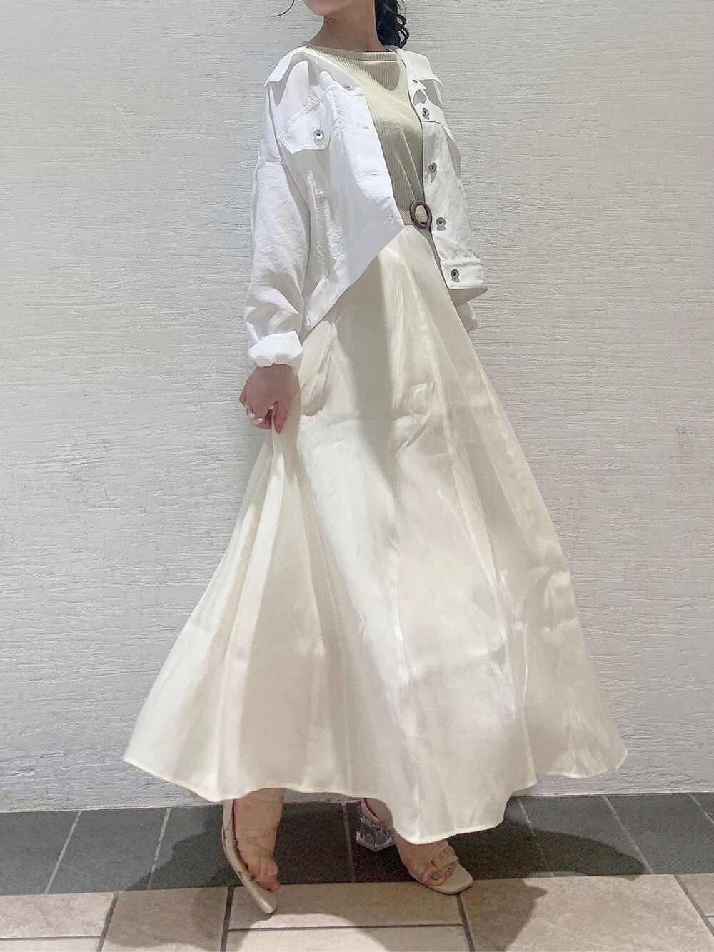 グリーン系のワンピース、その他のサンダル、ホワイト系のベルトを着用したレディースの夏コーディネートの4枚目の写真