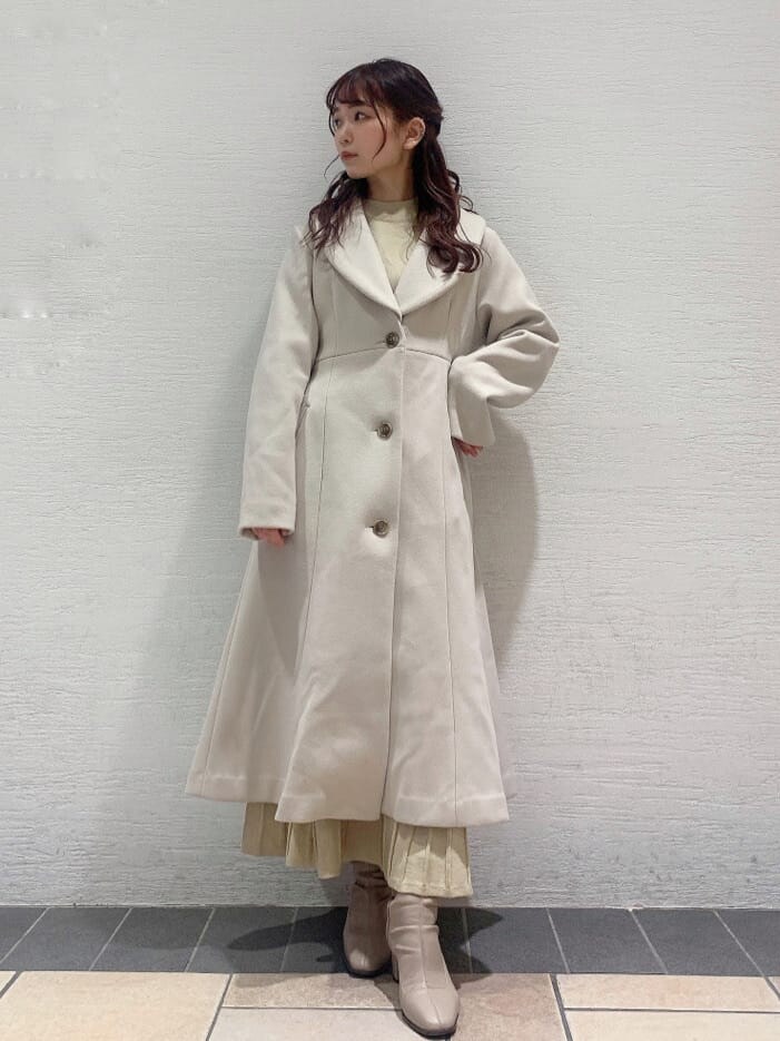 ホワイト系のその他アウター、ベージュ系のブーツ、ベージュ系のワンピースを着用したレディースの冬コーディネートの2枚目の写真