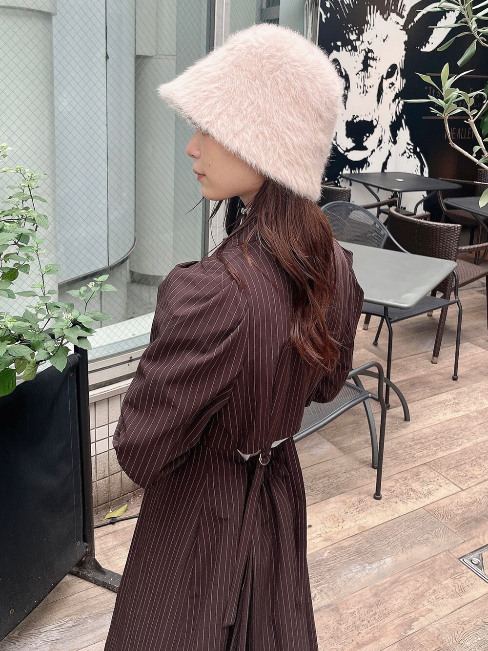 ホワイト系のTシャツ/カットソー、ブラウン系のワンピース、ホワイト系のブーツを着用したレディースの夏コーディネートの8枚目の写真