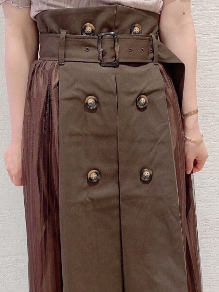 ブラウン系のサンダル、ブラウン系のスカート、ベージュ系のTシャツ/カットソーを着用したレディースの夏コーディネートの9枚目の写真