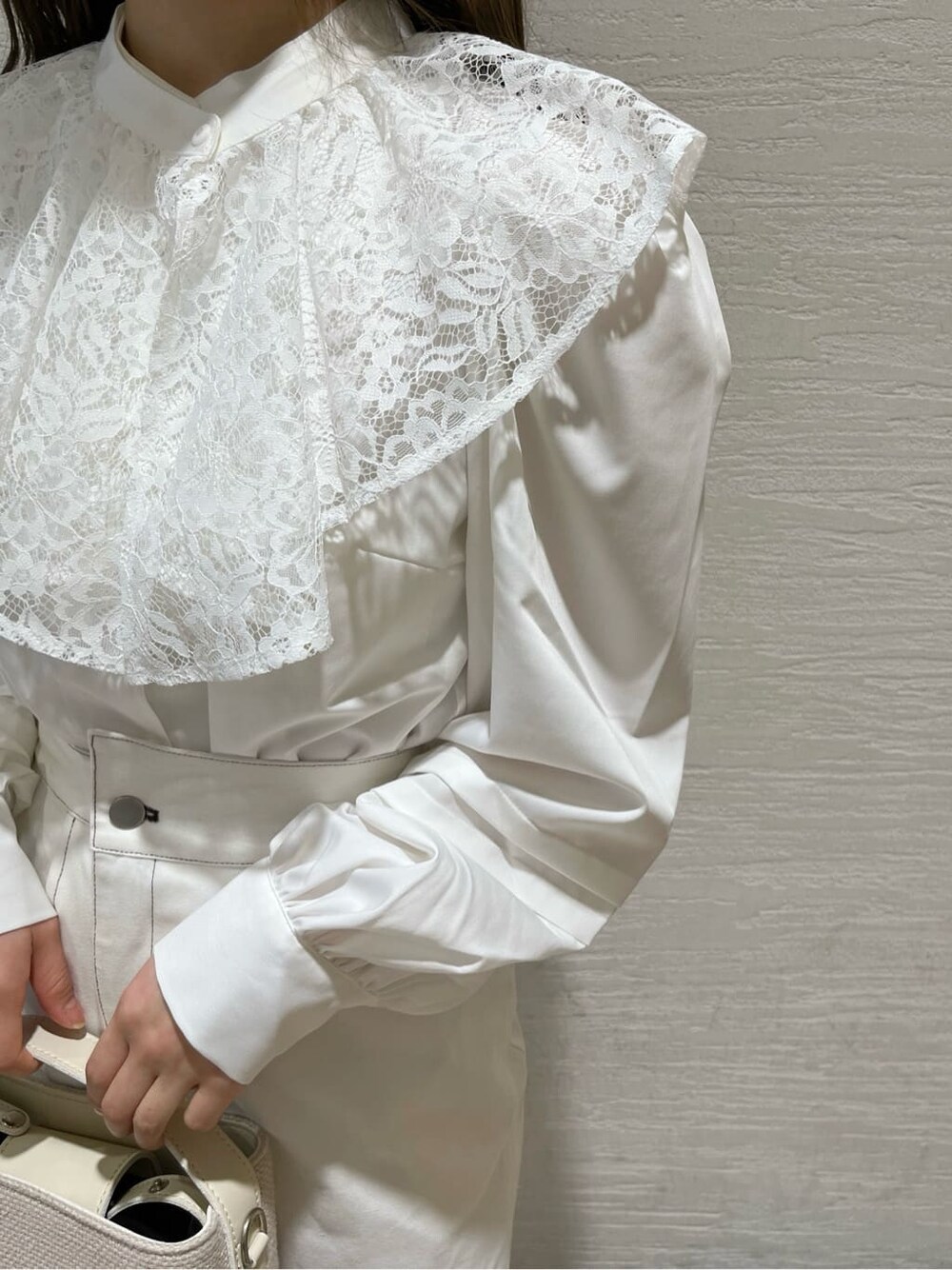 ホワイト系のシャツ/ブラウス、ホワイト系のパンプス、ホワイト系のハンドバッグを着用したレディースの春コーディネートの6枚目の写真