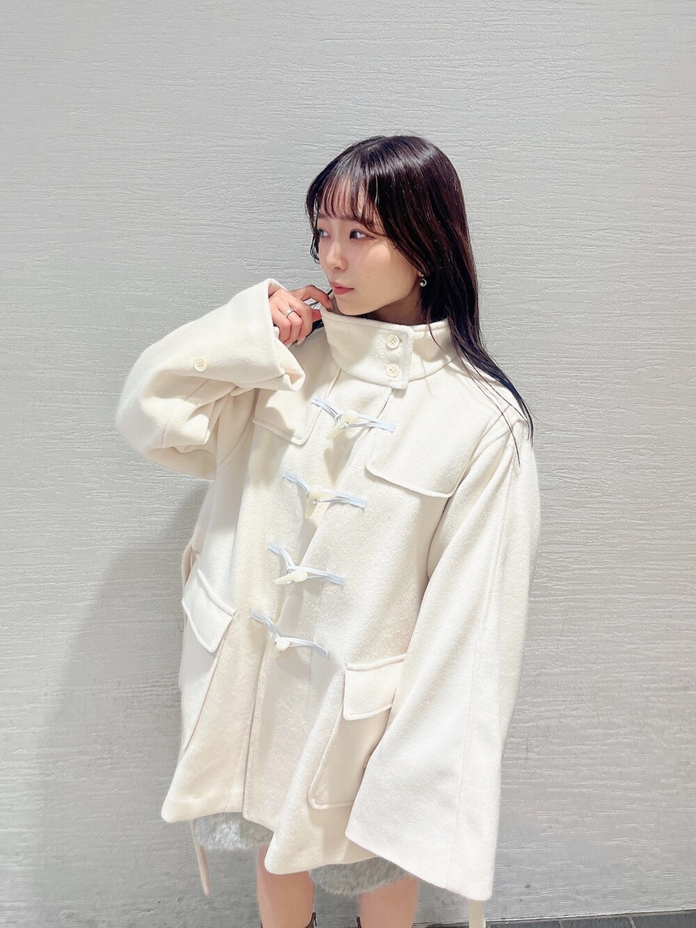 ベージュ系のブーツ、ホワイト系のダッフルコート、ピンク系のニット/セーターを着用したレディースの秋コーディネートの6枚目の写真