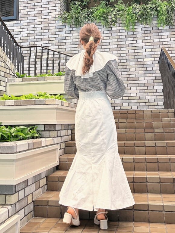 ホワイト系のシャツ/ブラウス、その他のシャツ/ブラウス、ホワイト系のパンプスを着用したレディースの冬コーディネートの4枚目の写真