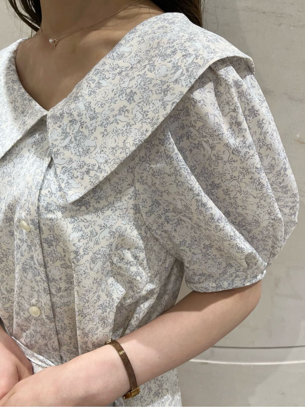 ベージュ系のサンダル、ホワイト系のワンピース、ホワイト系のハットを着用したレディースの春コーディネートの7枚目の写真