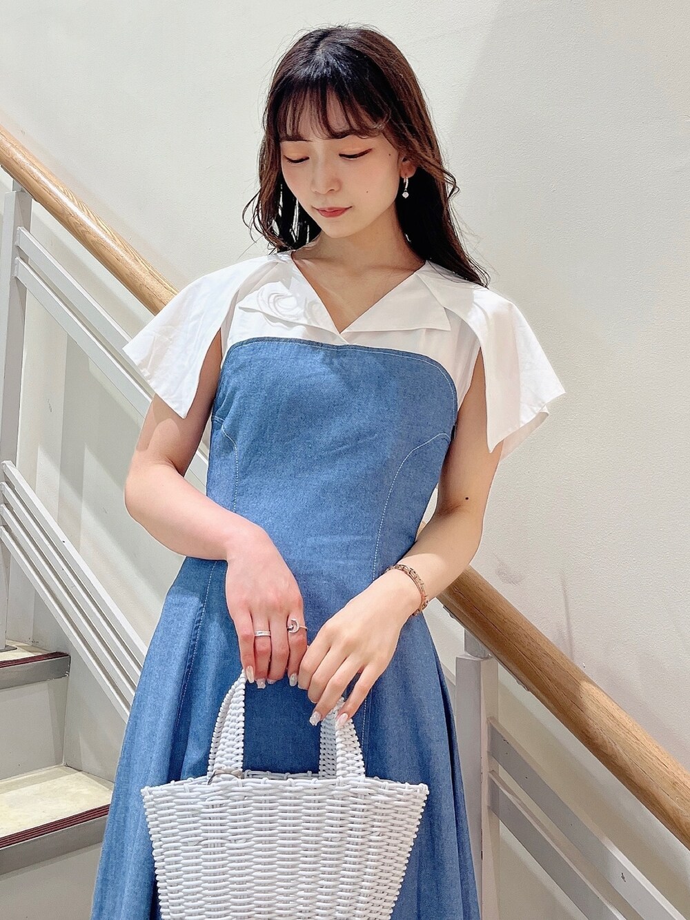 ブルー系のワンピース、ホワイト系のサンダルを着用したレディースの夏コーディネートの6枚目の写真