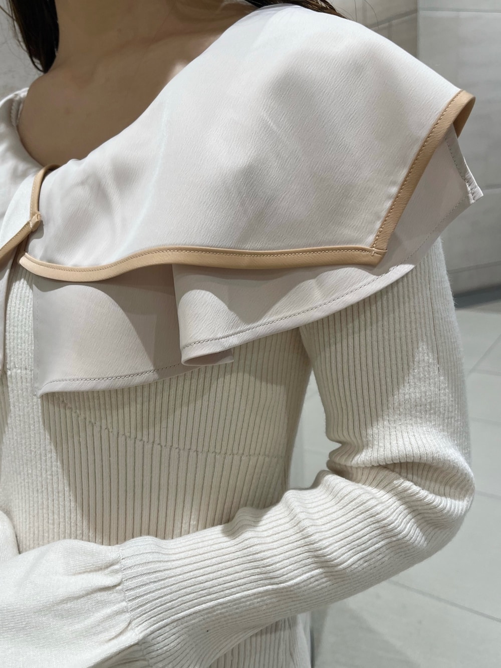 ホワイト系のワンピース、ベージュ系のブーツを着用したレディースの秋コーディネートの9枚目の写真