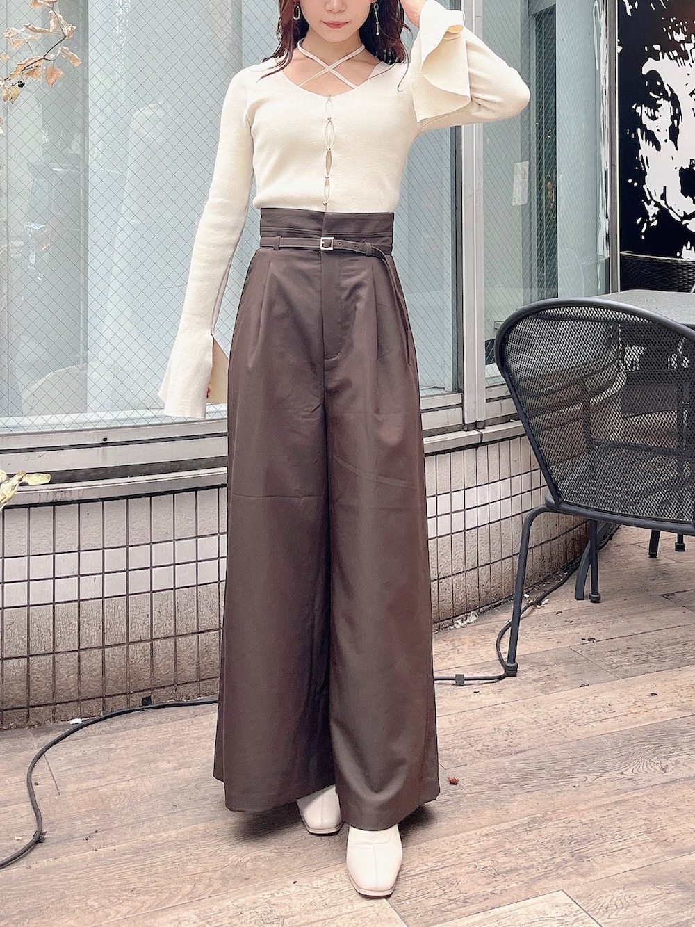ホワイト系のニット/セーター、ブラウン系のその他パンツ、ホワイト系のブーツを着用したレディースの秋コーディネートの6枚目の写真