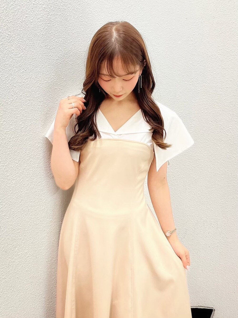 ベージュ系のワンピース、ホワイト系のパンプスを着用したレディースの夏コーディネートの9枚目の写真