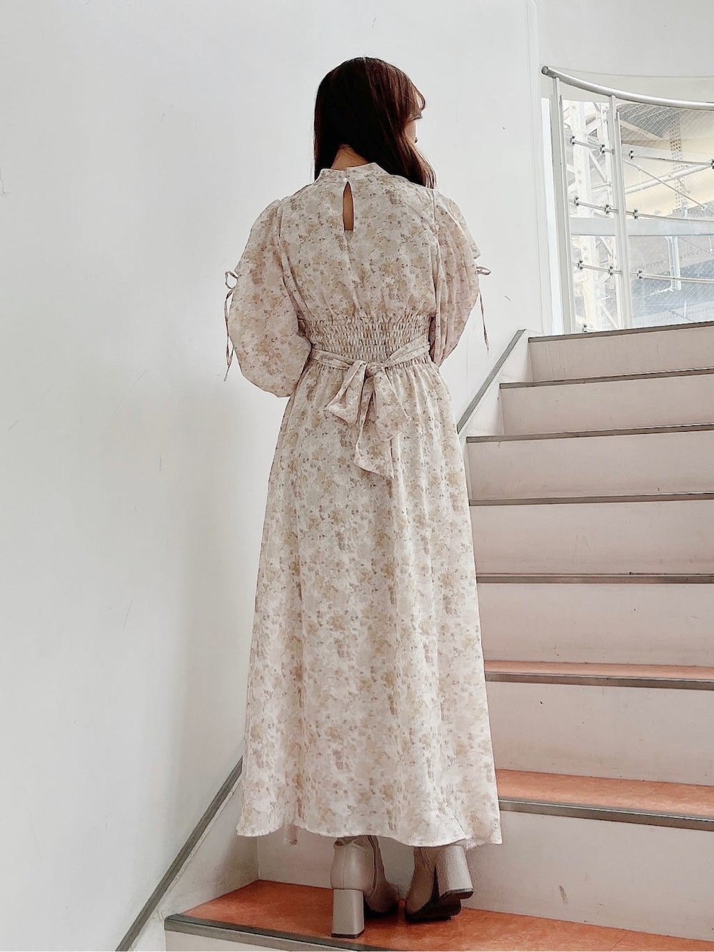 ベージュ系のワンピース、ベージュ系のブーツを着用したレディースの秋コーディネートの4枚目の写真