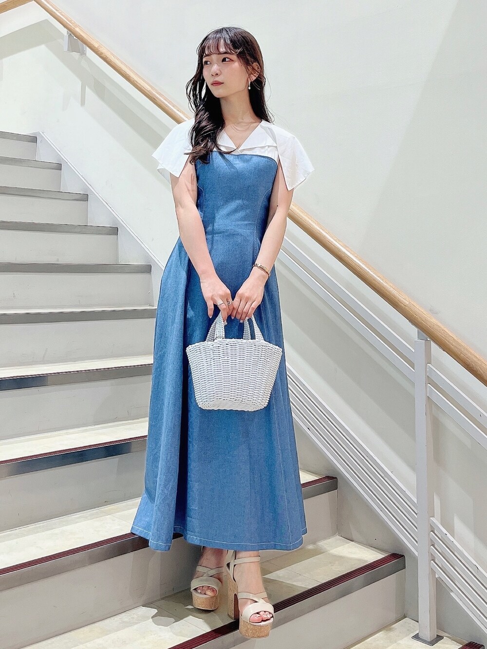 ブルー系のワンピース、ホワイト系のサンダルを着用したレディースの夏コーディネートの2枚目の写真