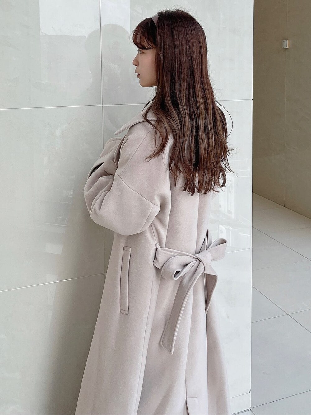 ブラウン系のシャツ/ブラウス、ベージュ系のスカート、ホワイト系のその他アウターを着用したレディースの夏コーディネートの5枚目の写真