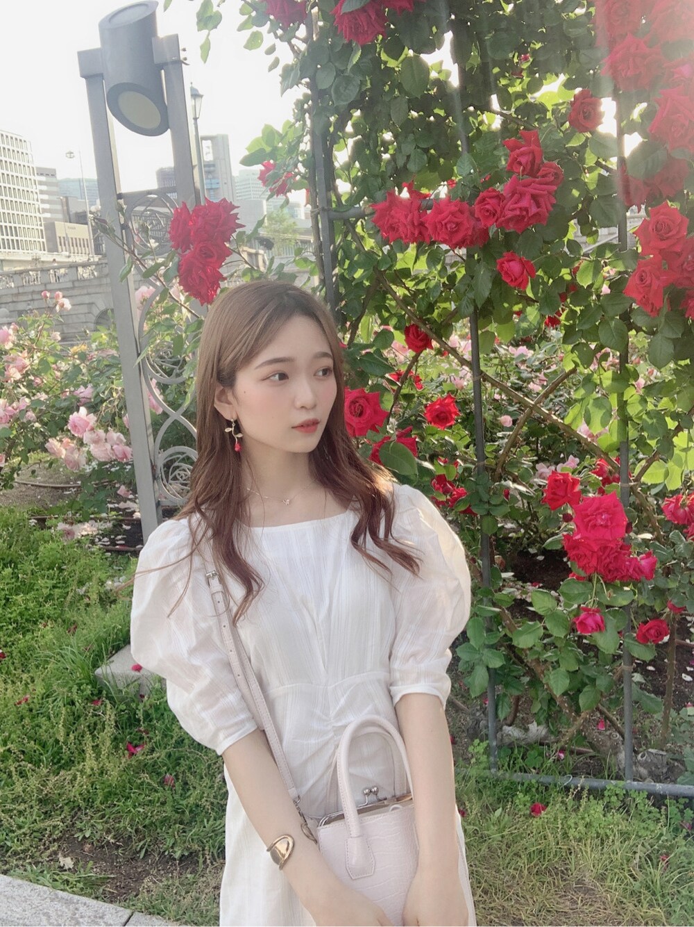 ホワイト系のパンプス、ホワイト系のワンピースを着用したレディースの春コーディネートの8枚目の写真