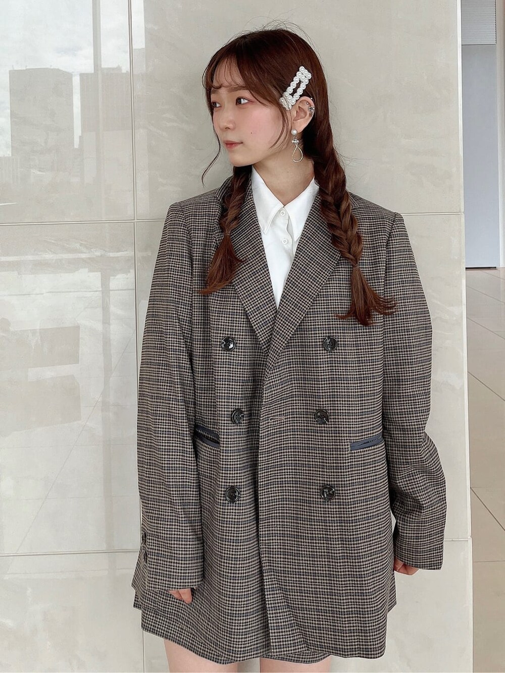 ホワイト系のシャツ/ブラウス、ブルー系のテーラードジャケット、ブルー系のスカートを着用したレディースの秋コーディネートの5枚目の写真