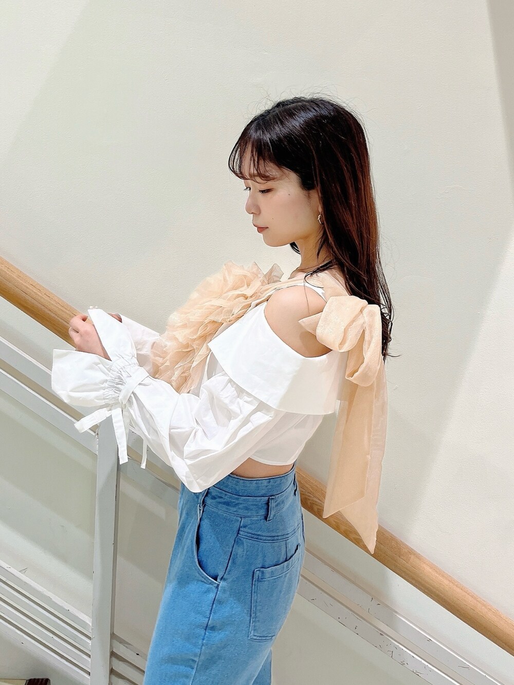 オレンジ系のベスト、ブルー系のデニムパンツ、ホワイト系のシャツ/ブラウスを着用したレディースの春コーディネートの8枚目の写真