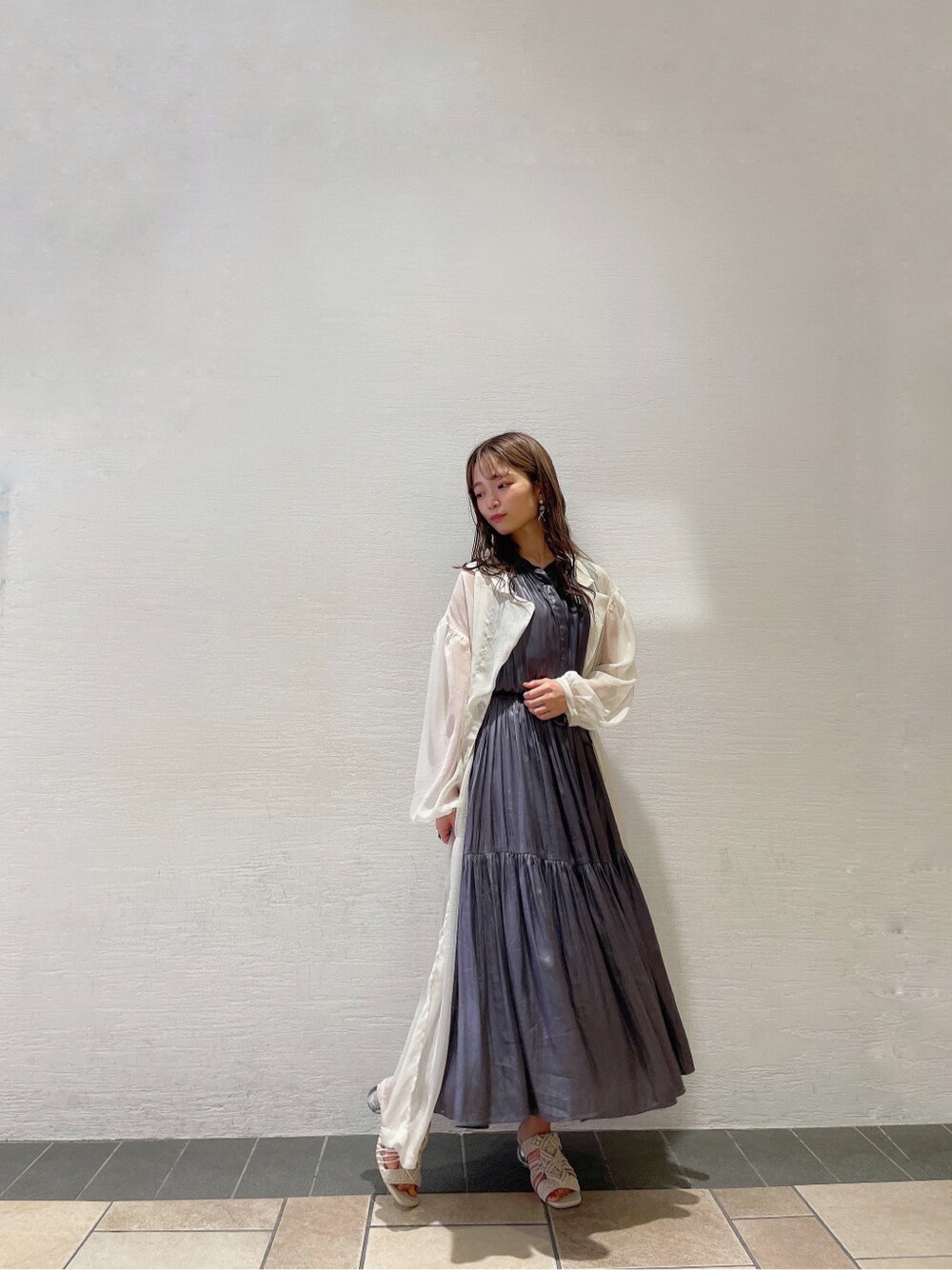 パープル系のワンピース、ホワイト系のサンダル、ホワイト系のシャツ/ブラウスを着用したレディースの春コーディネートの3枚目の写真