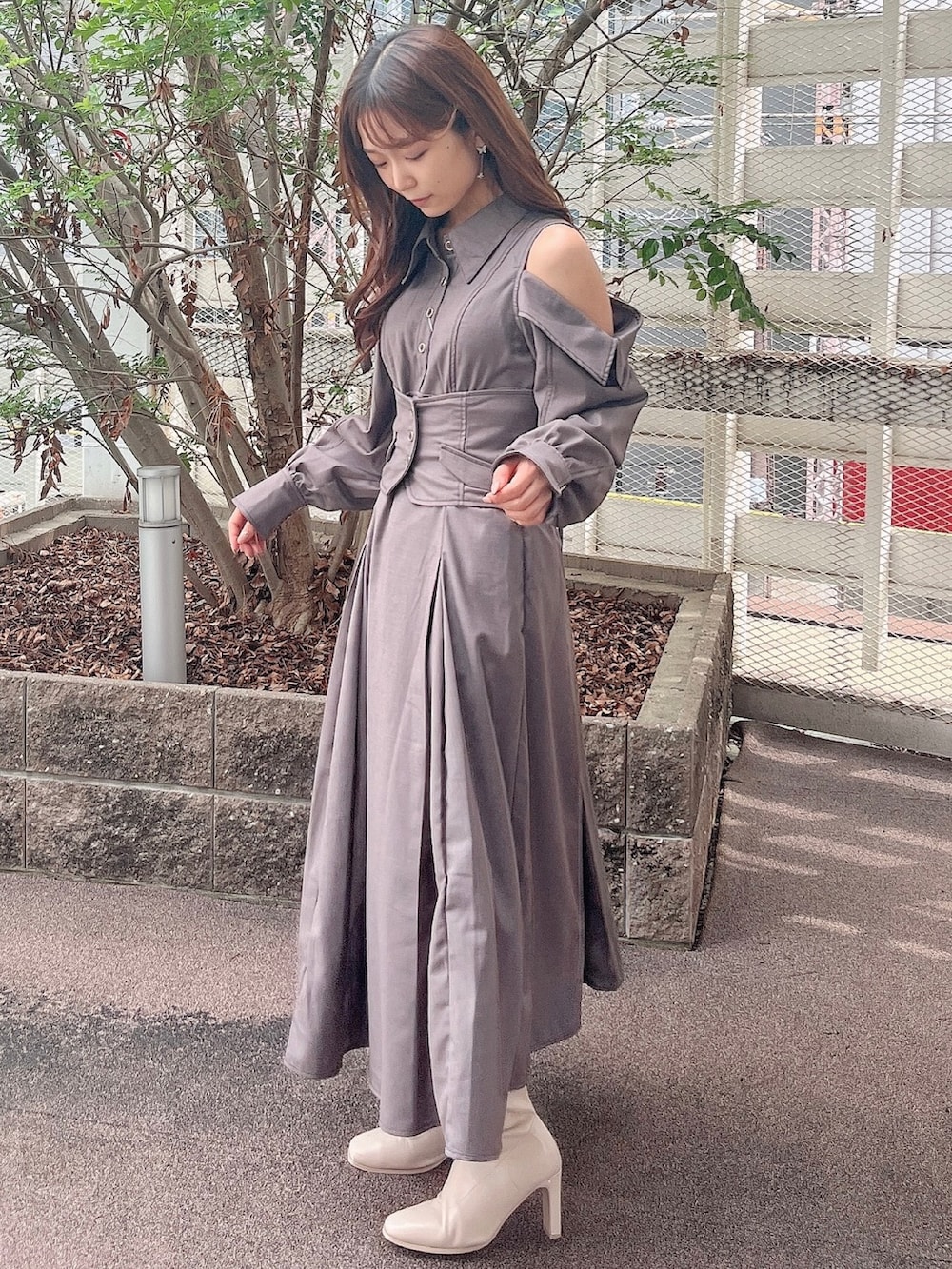 グレー系のワンピース、ホワイト系のブーツを着用したレディースの秋コーディネートの5枚目の写真