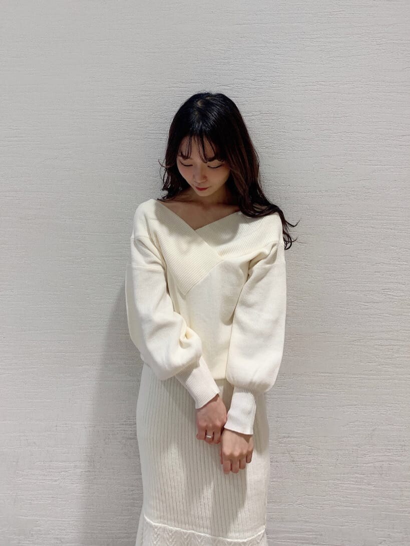 ホワイト系のその他アウター、ホワイト系のスカート、ホワイト系のニット/セーターを着用したレディースの秋コーディネートの7枚目の写真