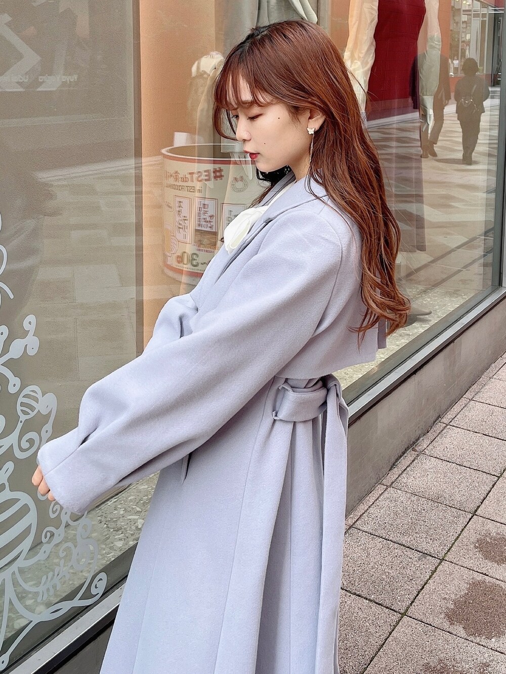 グレー系のニット/セーター、グレー系のスカート、ブルー系のその他アウターを着用したレディースの冬コーディネートの6枚目の写真