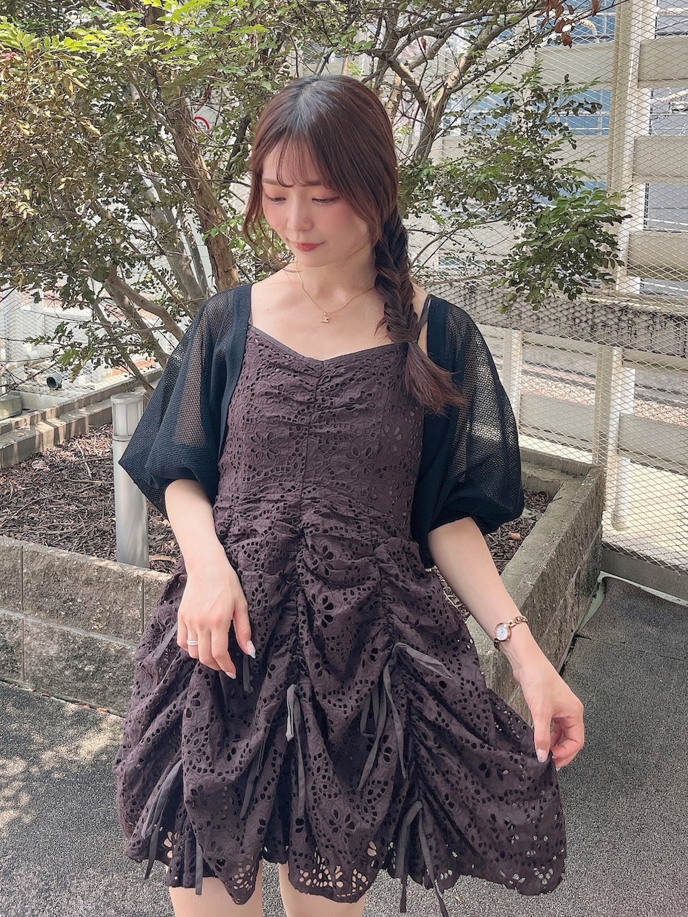ブラック系のカーディガン/ボレロ、ブラウン系のワンピース、ブラック系のサンダルを着用したレディースの夏コーディネートの5枚目の写真