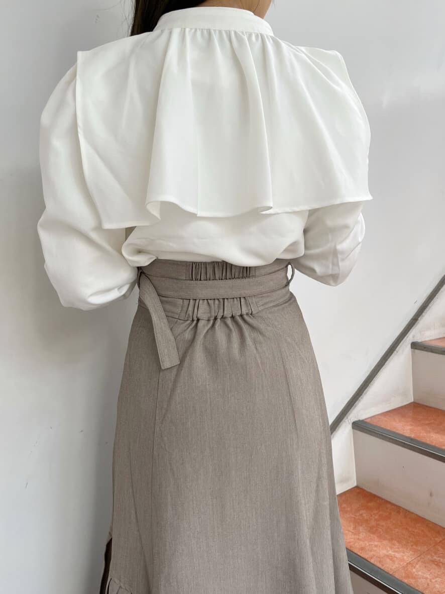 ホワイト系のシャツ/ブラウス、ベージュ系のローファー、ベージュ系のスカートを着用したレディースの冬コーディネートの5枚目の写真