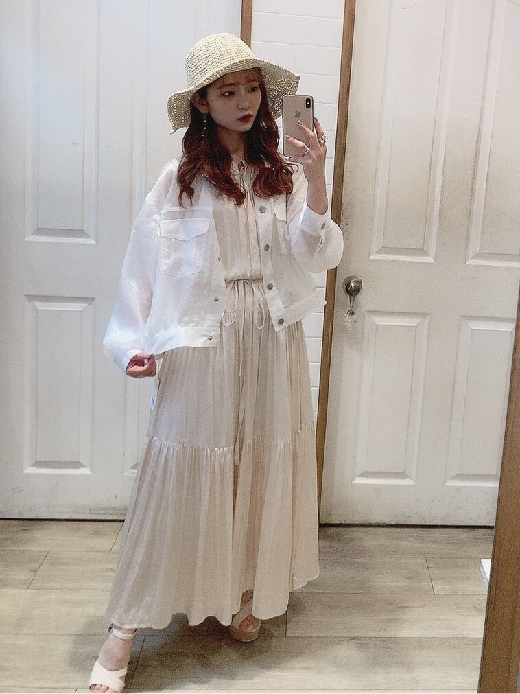 ホワイト系のブルゾン、ホワイト系のワンピース、ベージュ系のサンダルを着用したレディースの春コーディネートの4枚目の写真