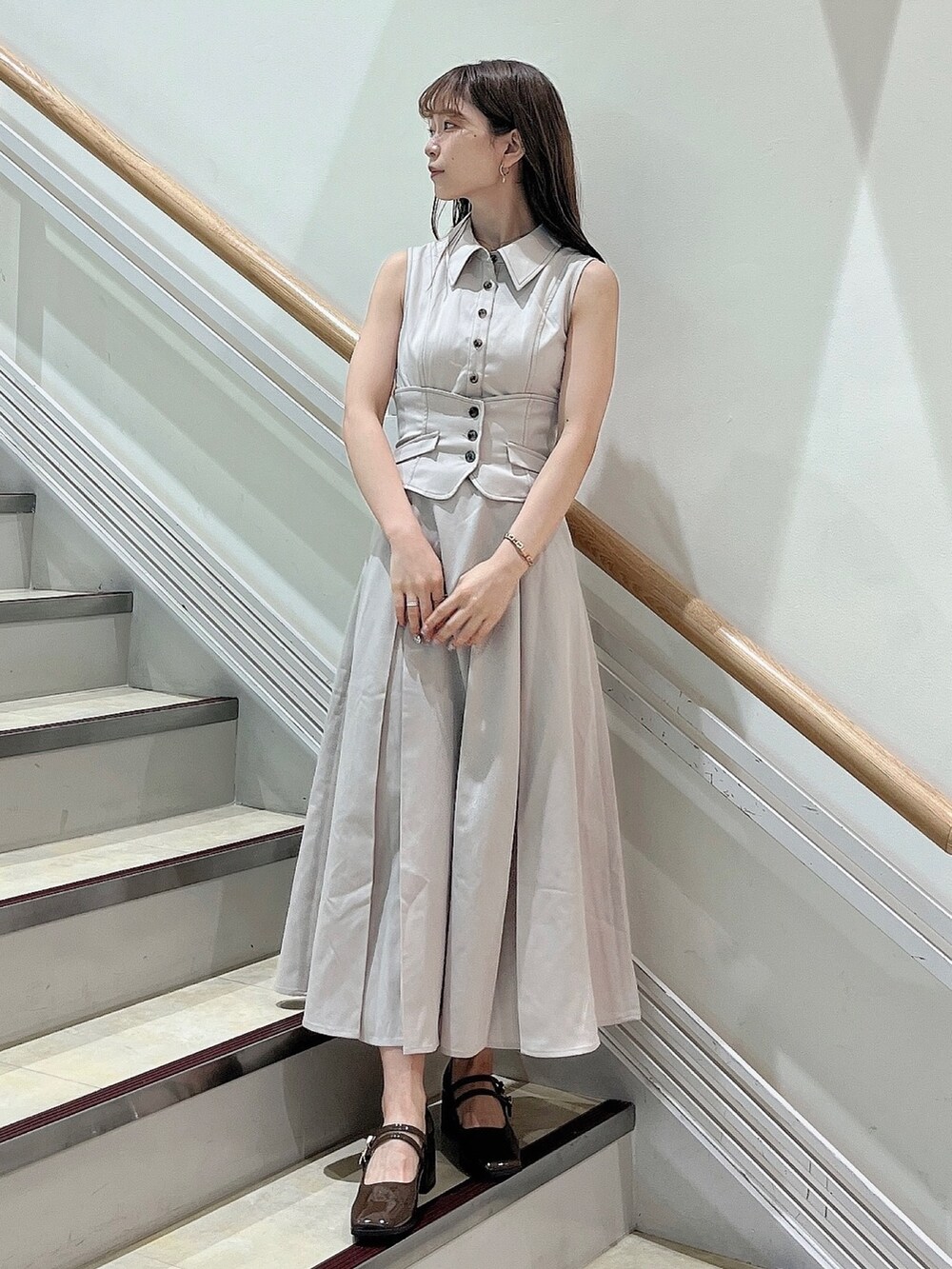 ホワイト系のワンピース、ブラウン系のパンプスを着用したレディースの夏コーディネートの5枚目の写真