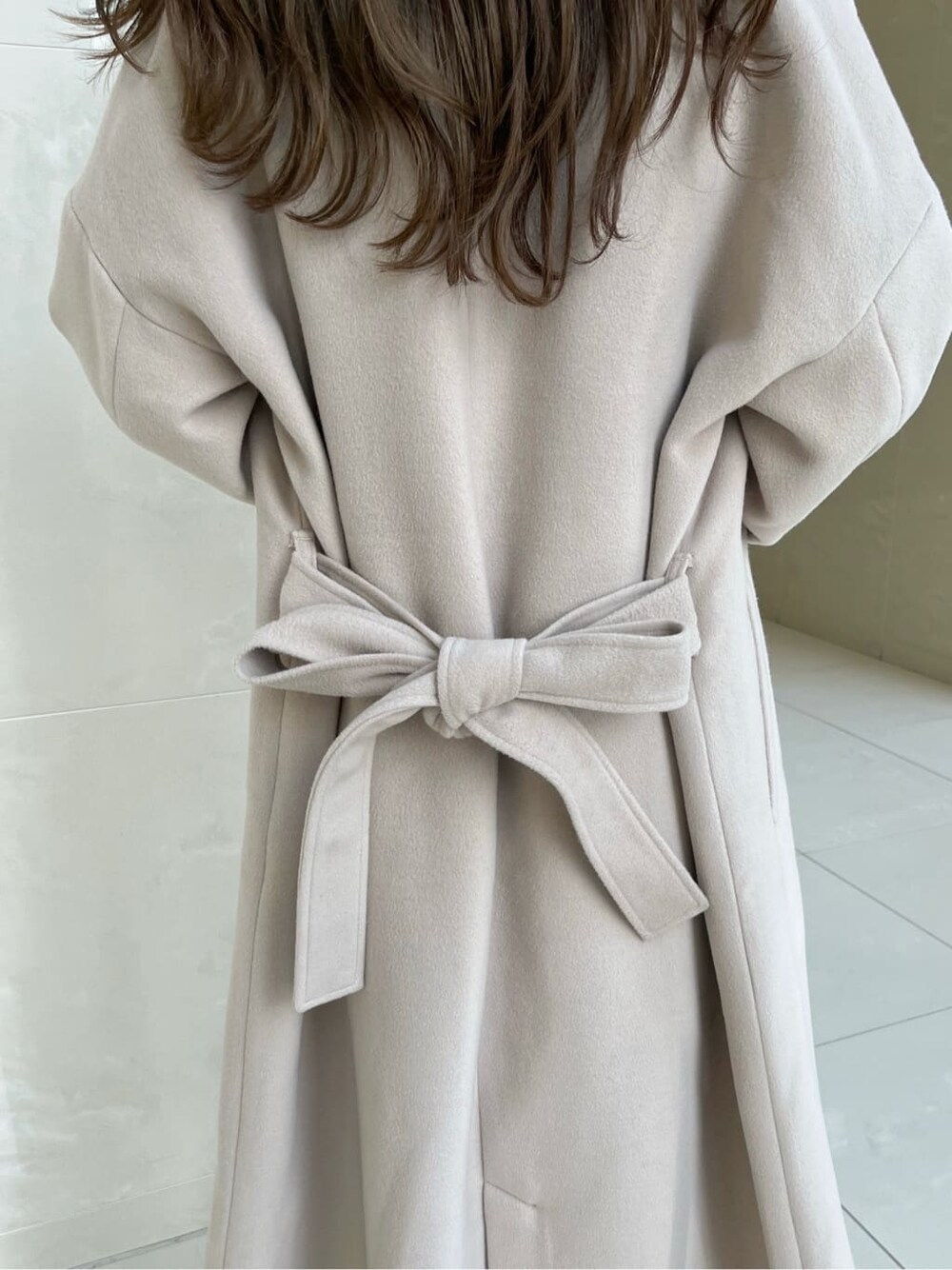 ブラウン系のシャツ/ブラウス、ベージュ系のスカート、ホワイト系のその他アウターを着用したレディースの夏コーディネートの10枚目の写真